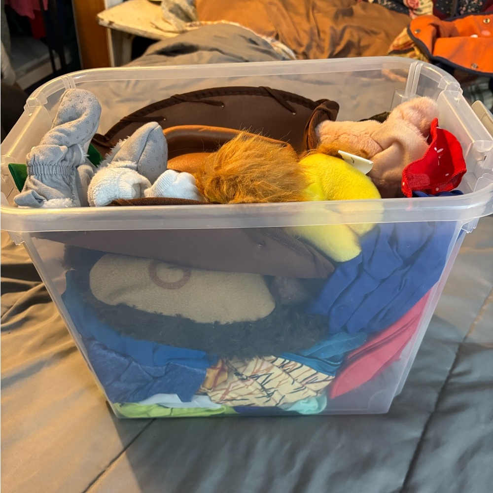 SOLD on crosspost ❌
Bundle of kids dress up clothes, accessories, stuffy/puppets
